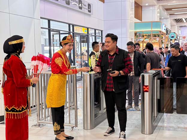 Meriahkan Hari Pahlawan, Semua Petugas Whoosh Berpakaian Adat dan Ajak Penumpang Mengheningkan Cipta