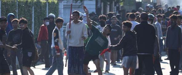 Demo di Otista Jaktim  Memanas, Sempat Sandera Polantas