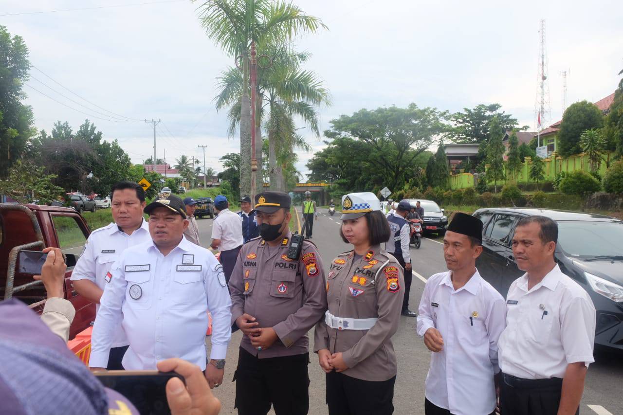  Bupati Tutup Simpang 4 Kantor Camat Seluma   