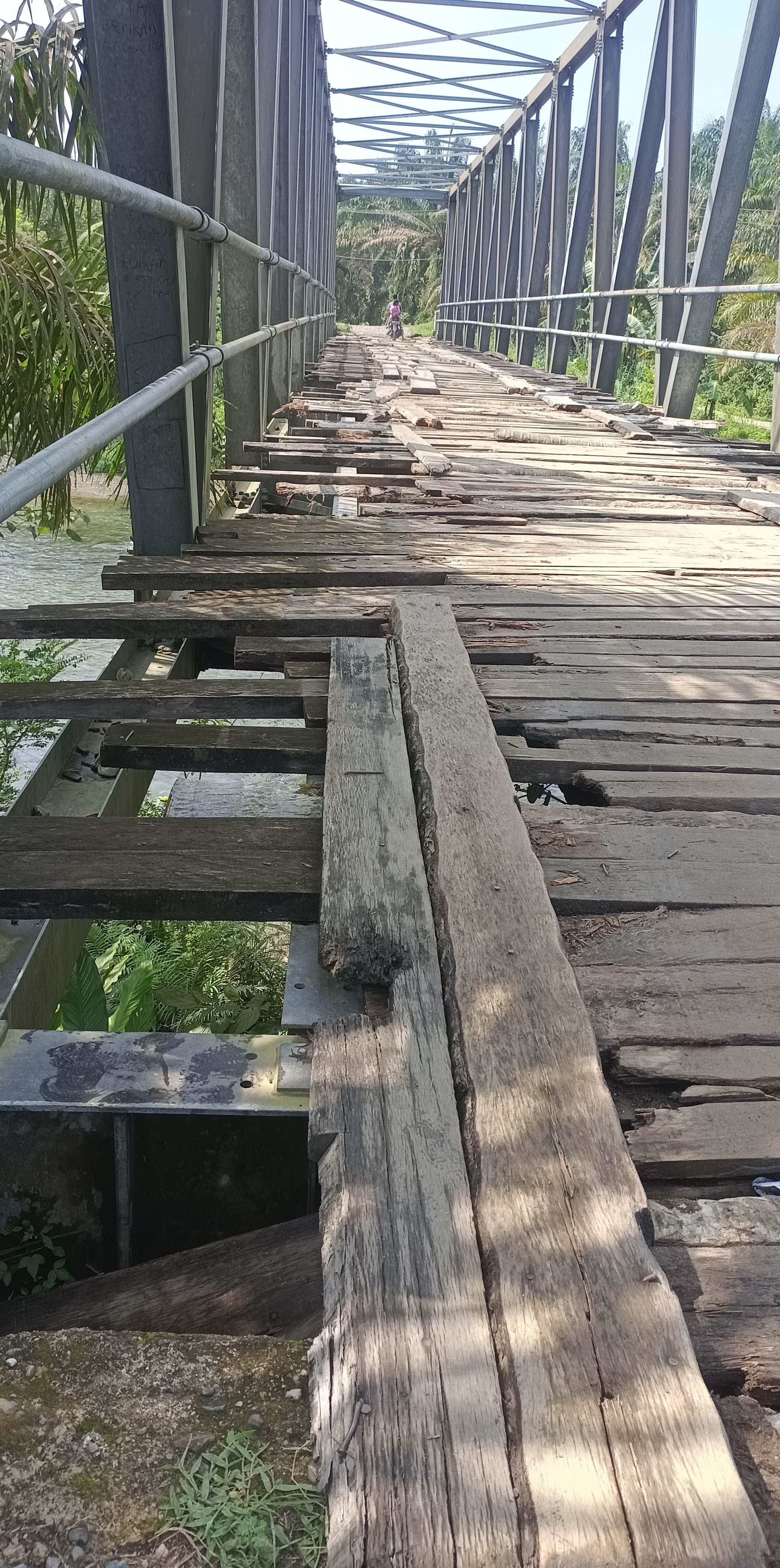  Lantai Jembatan Muara Nibung Seluma Ini Sudah Bahayakan Pengguna, Lantai Jembatan Sudah Hilang   