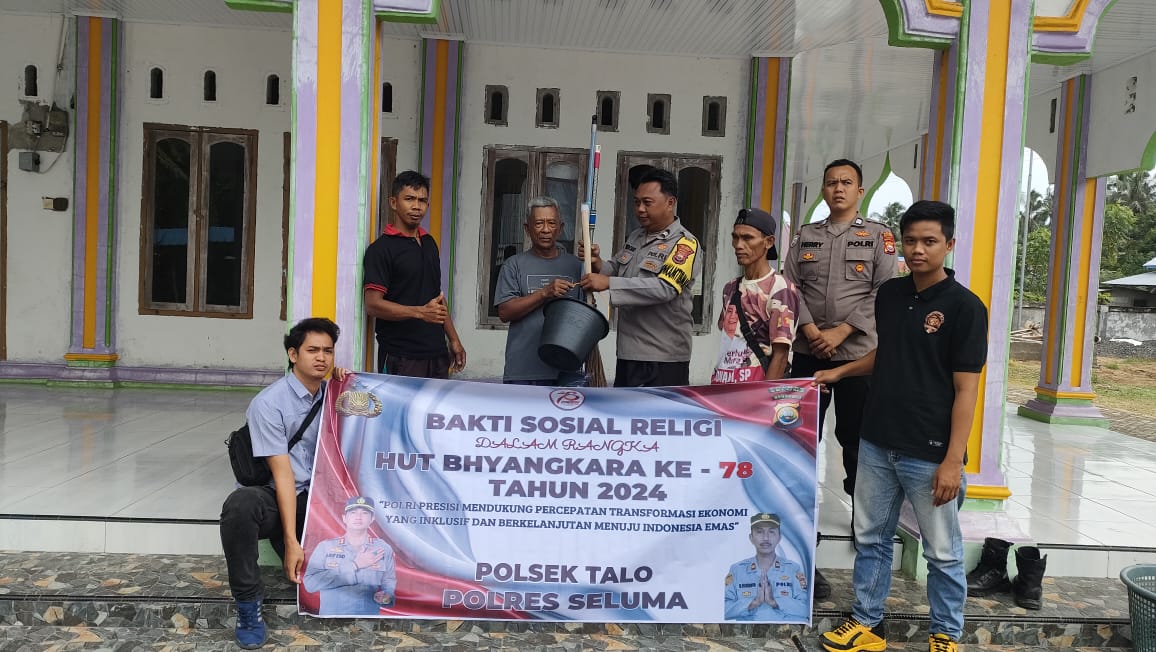 Polsek Talo Bakti Sosial Religi Bersihkan Masjid Nurul Iman dan Gereja Katolik ST Dalam Rangka HUT Bhayangkara