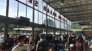 Penumpang KAI Padati Stasiun Semarang, 82 Perjalanan Kereta Api Batal Imbas Banjir