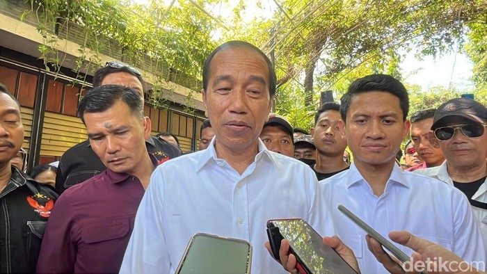 Tak Boleh Difoto, Jokowi  Perlihatkan Ijazah Lulusan UGM ke Media, Bahkan Ijazah dari SD