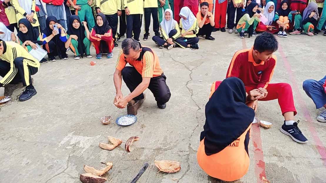  Peringati HUT RI, SMA 8 Seluma Upacara Tersendiri