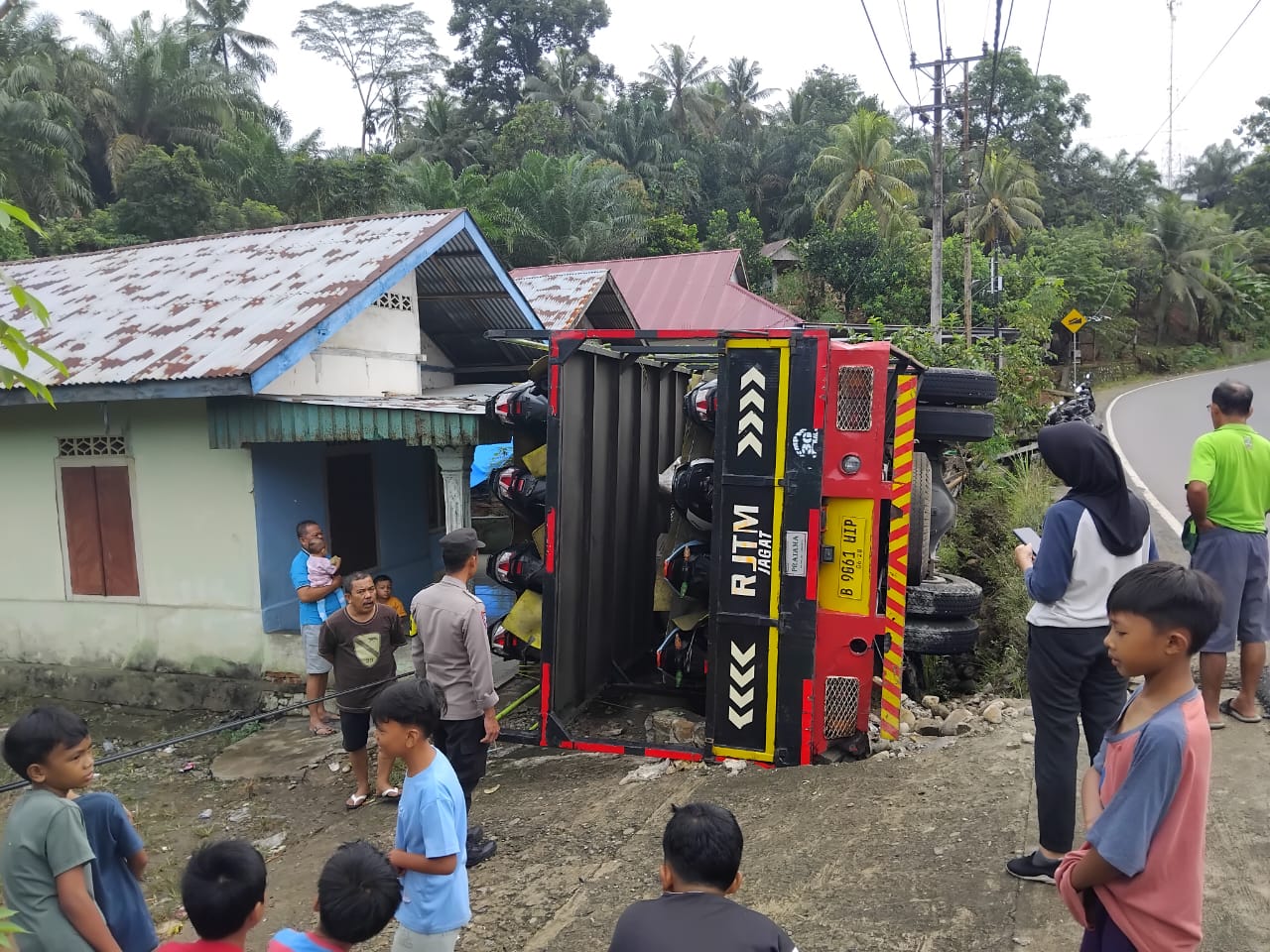 Truk Pengangkut Motor Terperosok di  Halaman Rumah Warga di Talo, Sopir Selamat