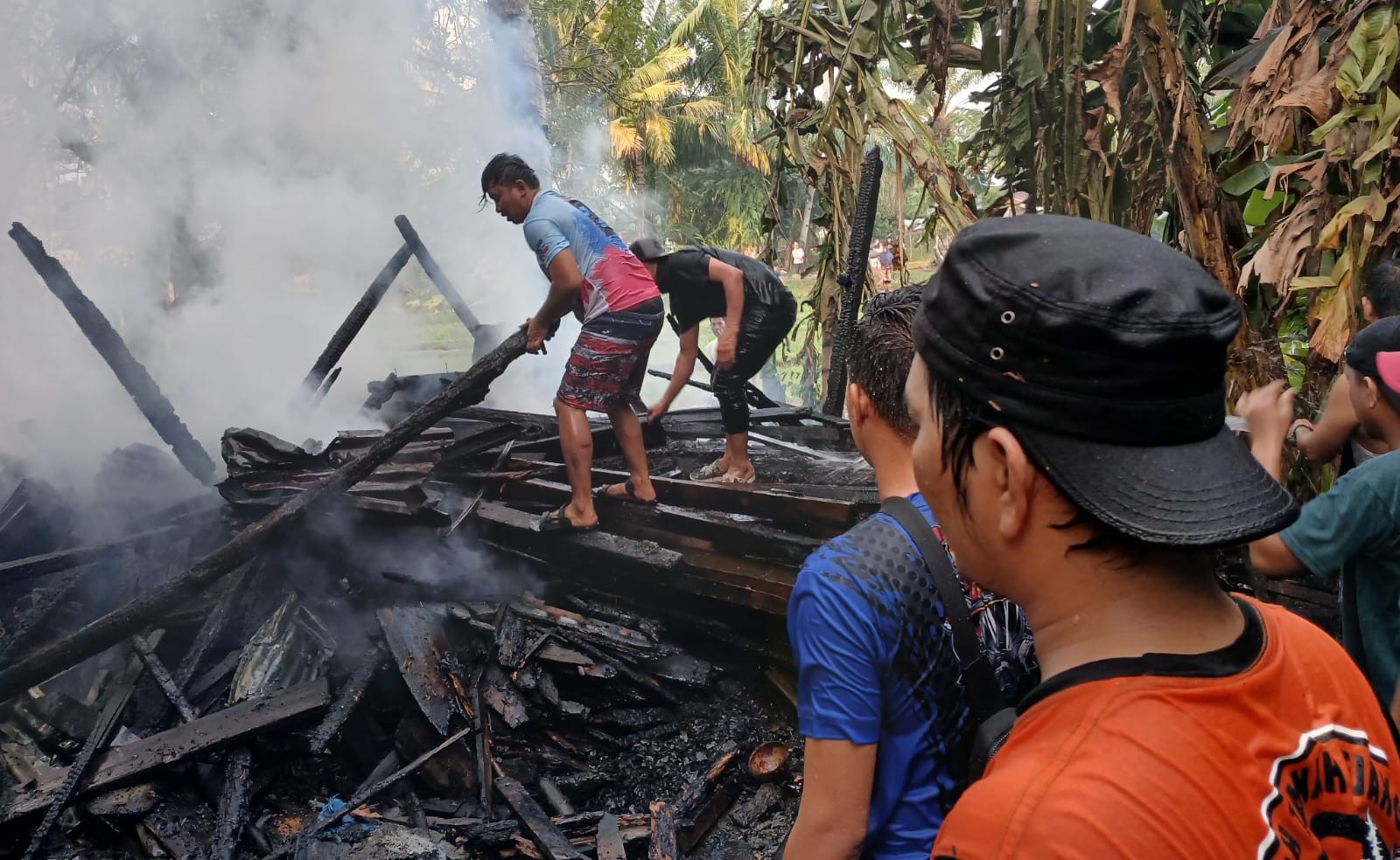 Toko Pito Interior Mahkota Plafon BS Terbakar, Diduga Akibat Puntung Rokok