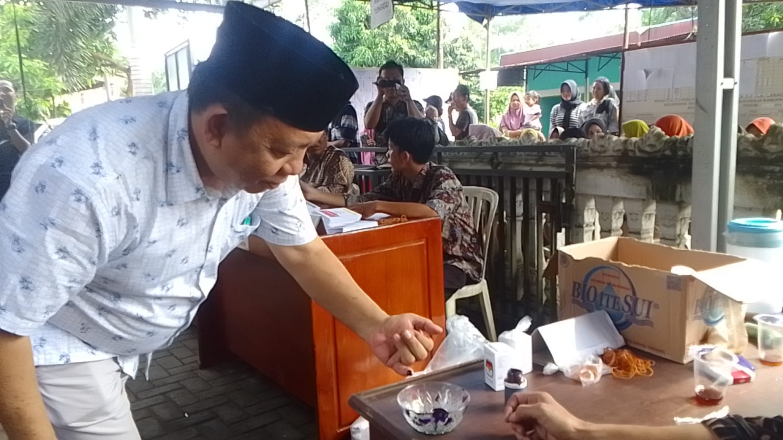  Wabup Seluma Drs Gustianto, Nyoblos Bersama Istri di TPS Sukaraja