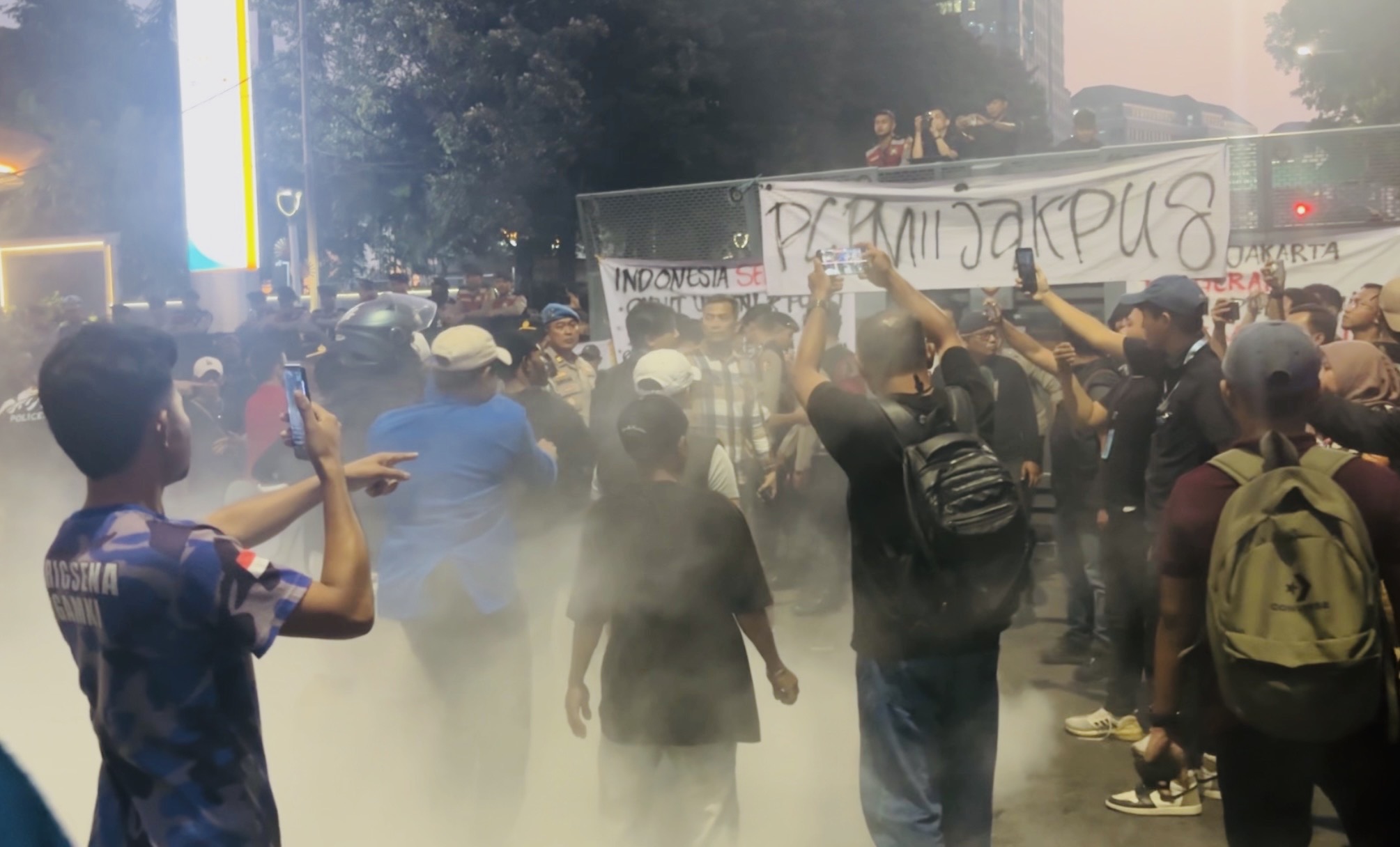  Ricuh, Demo Tolak MBG di Patung Kuda, Massa Bakar Sampah