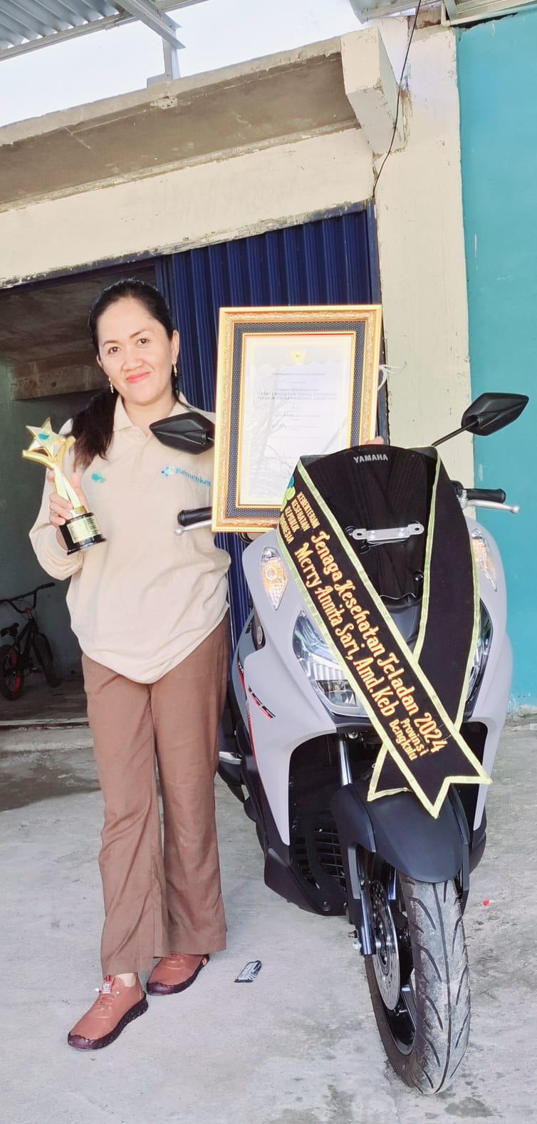 Berprestasi, Bidan Seluma Terima Hadiah Sepeda Motor dari Kemenkes RI 