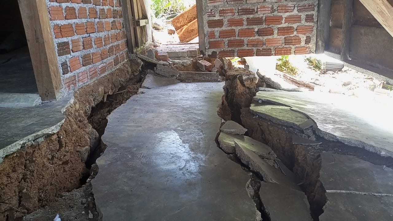 Lima Rumah Warga di Desa Air Keruh Ulu Talo Hancur Akibat Longsor, Jalan Kabupaten Terancam Putus