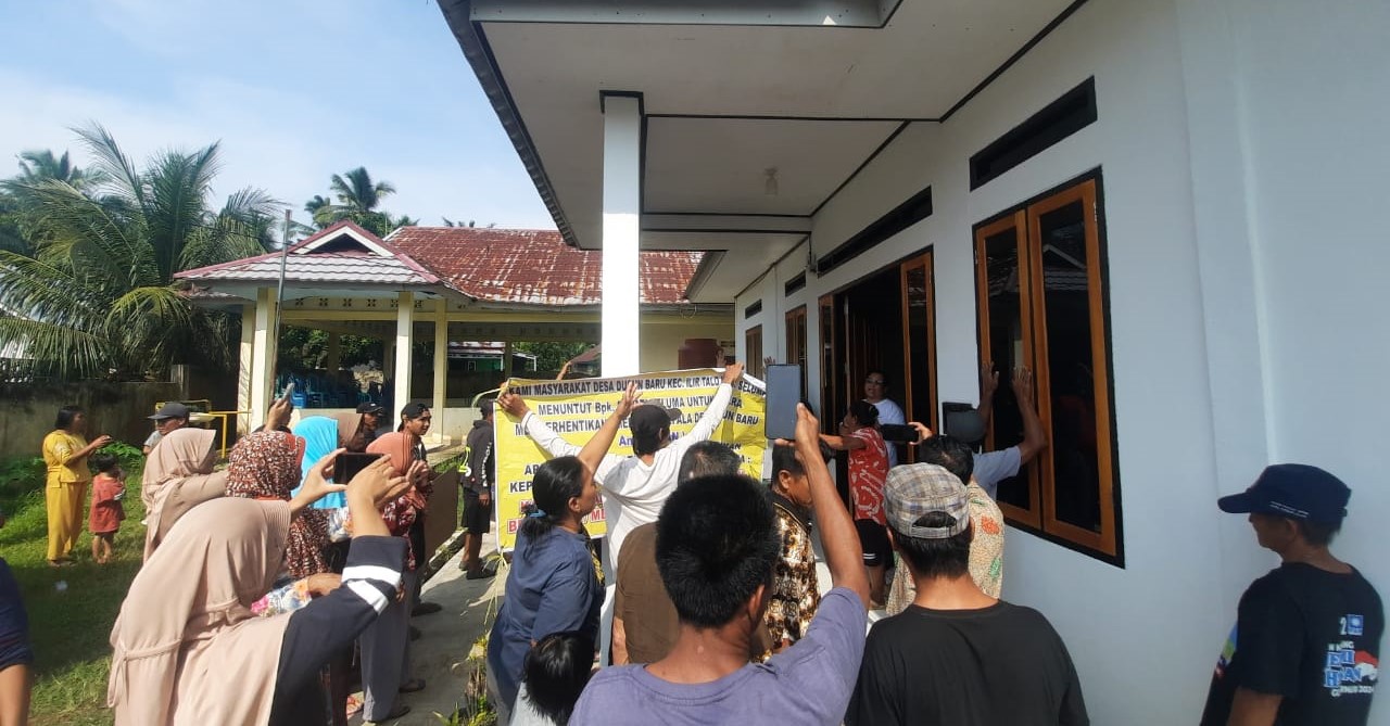   Pemdes Dusun Baru Meminta Pemda Bertindak Tegas!  Kantor Desa Disegel, Hambat Pelayanan