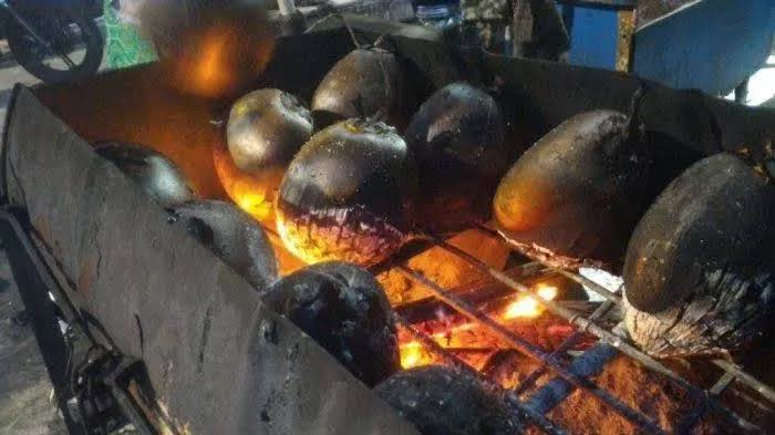 Banyak Yang BelumTahu, 6 Manfaat Air Kelapa Muda Bakar untuk Kesehatan