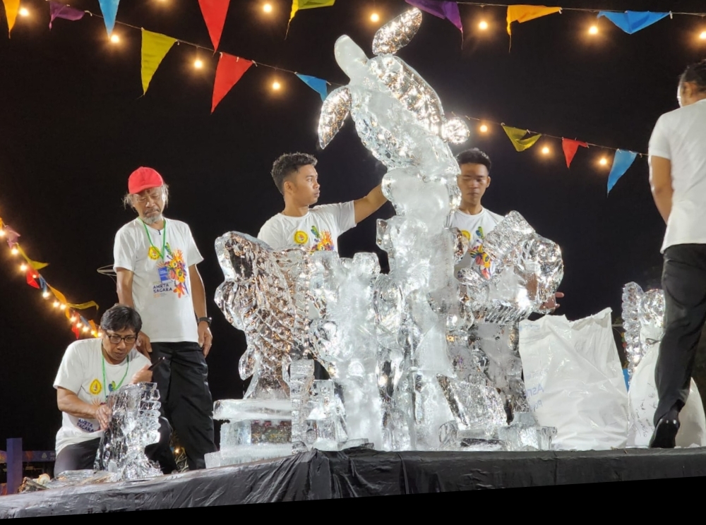 Bawah Laut dalam Pahatan Es   di AstraPay Sanur Festival