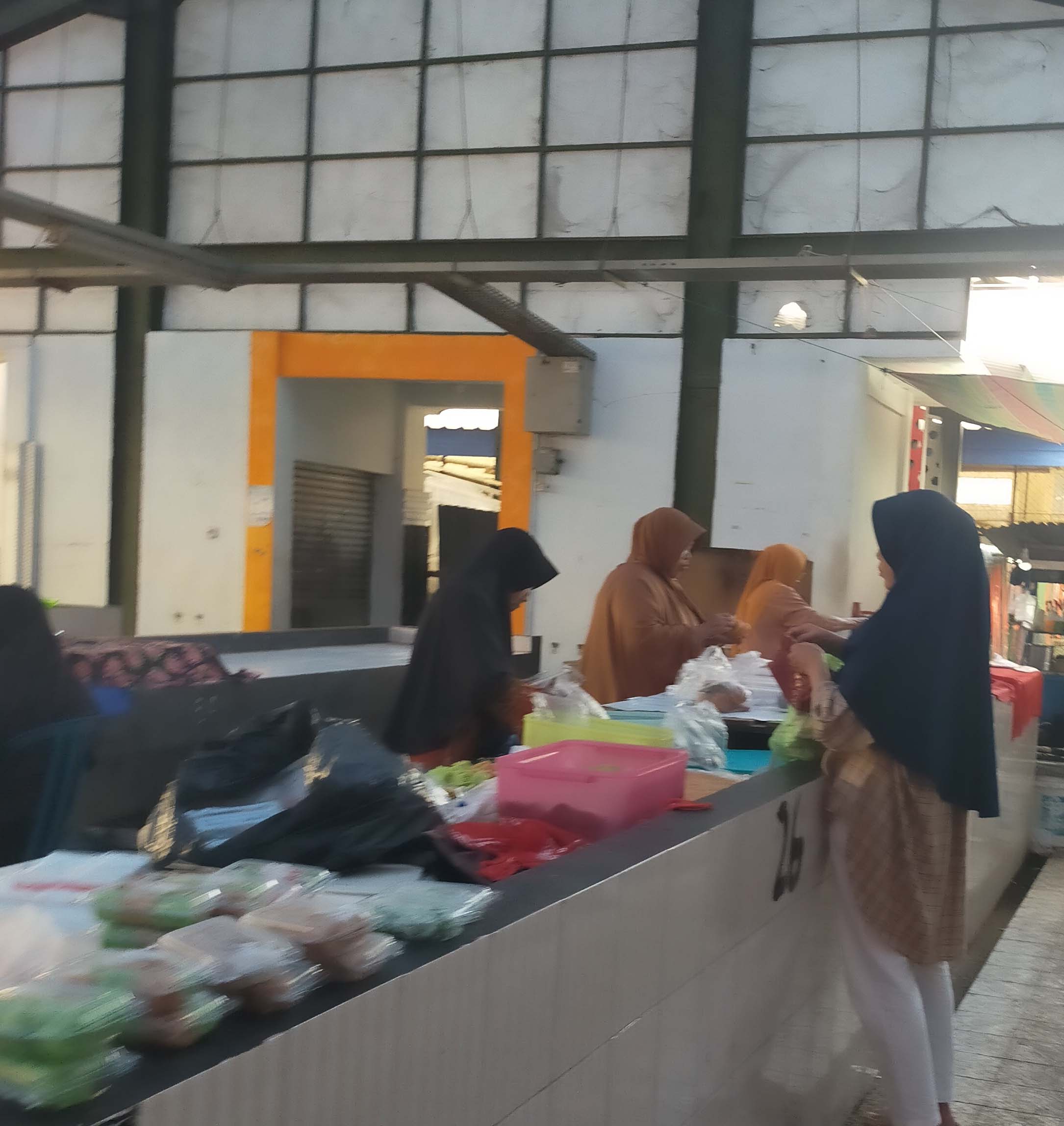  Satpol PP BS Tertibkan Pedagang, Minta Pindah Ke PTM Pasar Kutau