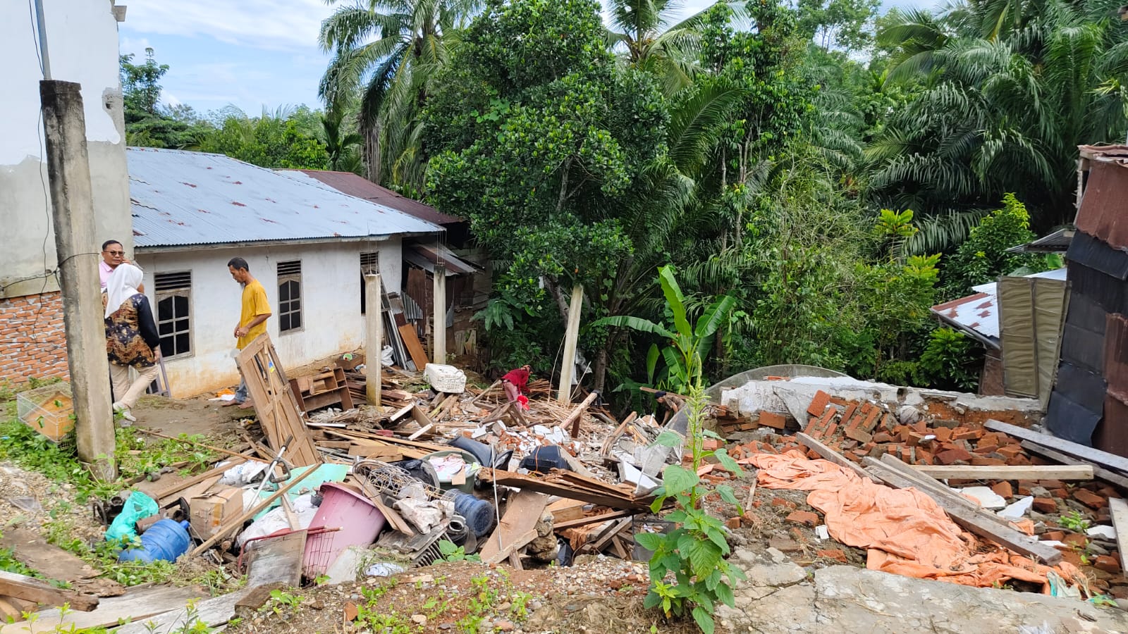   Rumah Warga Dusun Baru Seluma Amblas, Akibat Hujan Deras