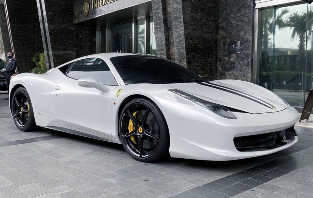 Ferrari 458 Sport Balap Warna Putih Tampil Memukau Mobil Desain Canggih dan Fitur Sistem Terbaru 