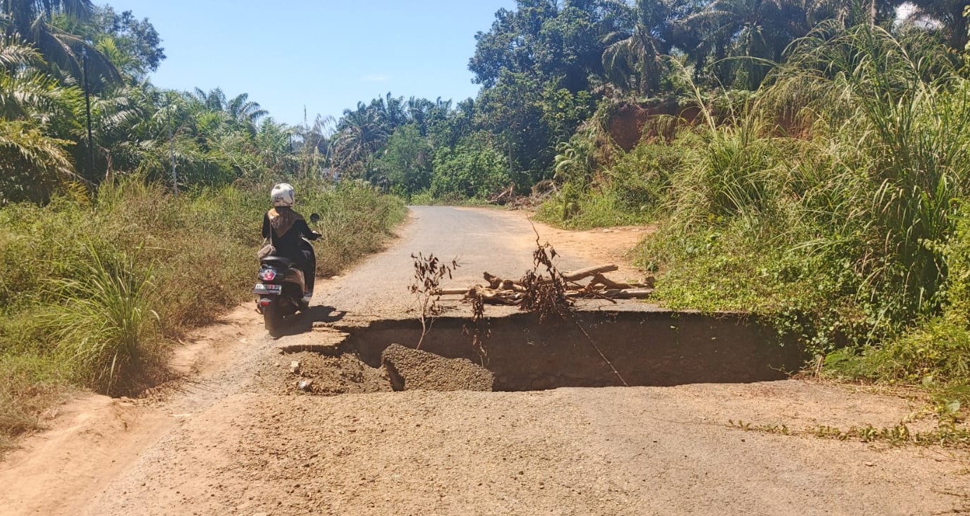 Jalan Menuju Pasar Sembayat Seluma Sudah 4 Bulan Amblas, Belum Diperbaiki