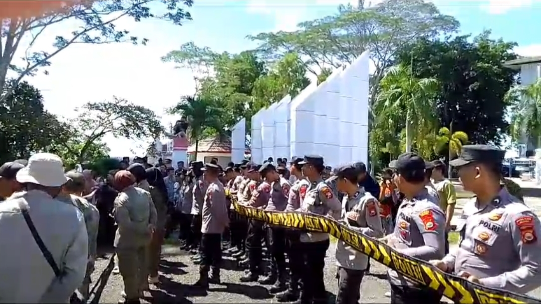 Didemo Ratusan Warga Dusun Baru, Pemkab Seluma  Layangkan SK Pemberhentian Sementara Kades  Dusun Baru 