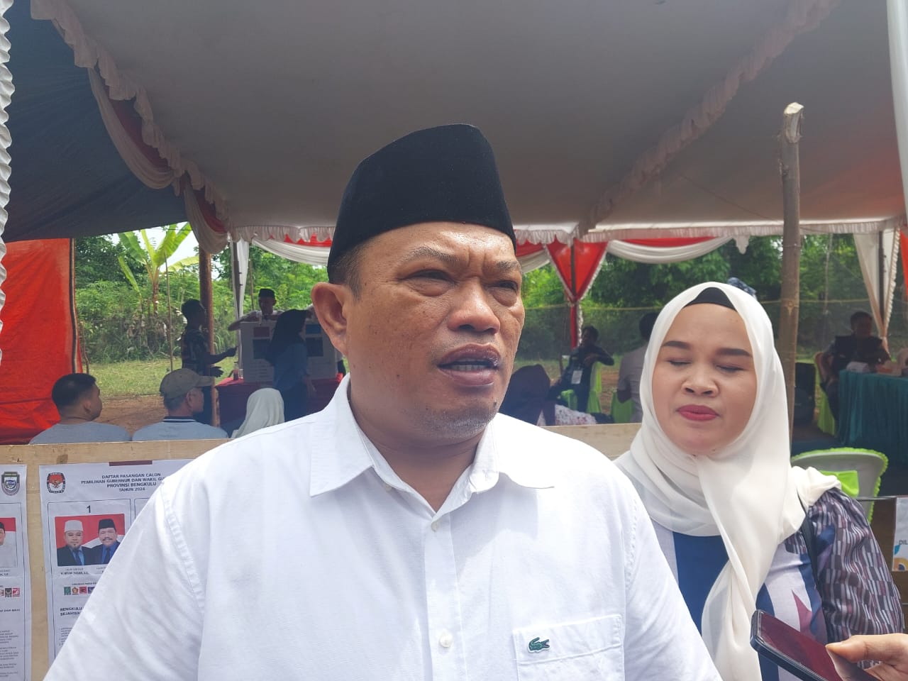  Bupati Seluma Didampingi Istri Coblos di TPS 02 Lubuk Lintang 