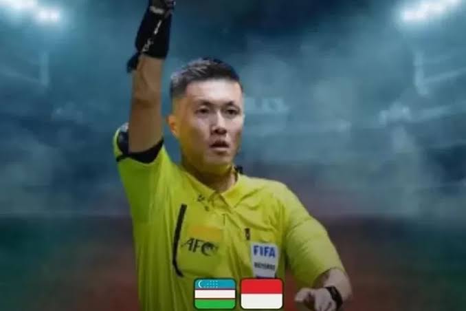 Sosok Shen Yinhao Wasit Pimpin Laga Semifinal Indonesia Uzbekistan Piala Asia 2023