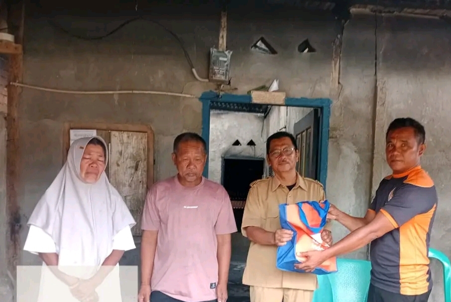   Korban Kebakaran Warga Pasar Baru Seginim BS Dibantu Logistik Masa Panik