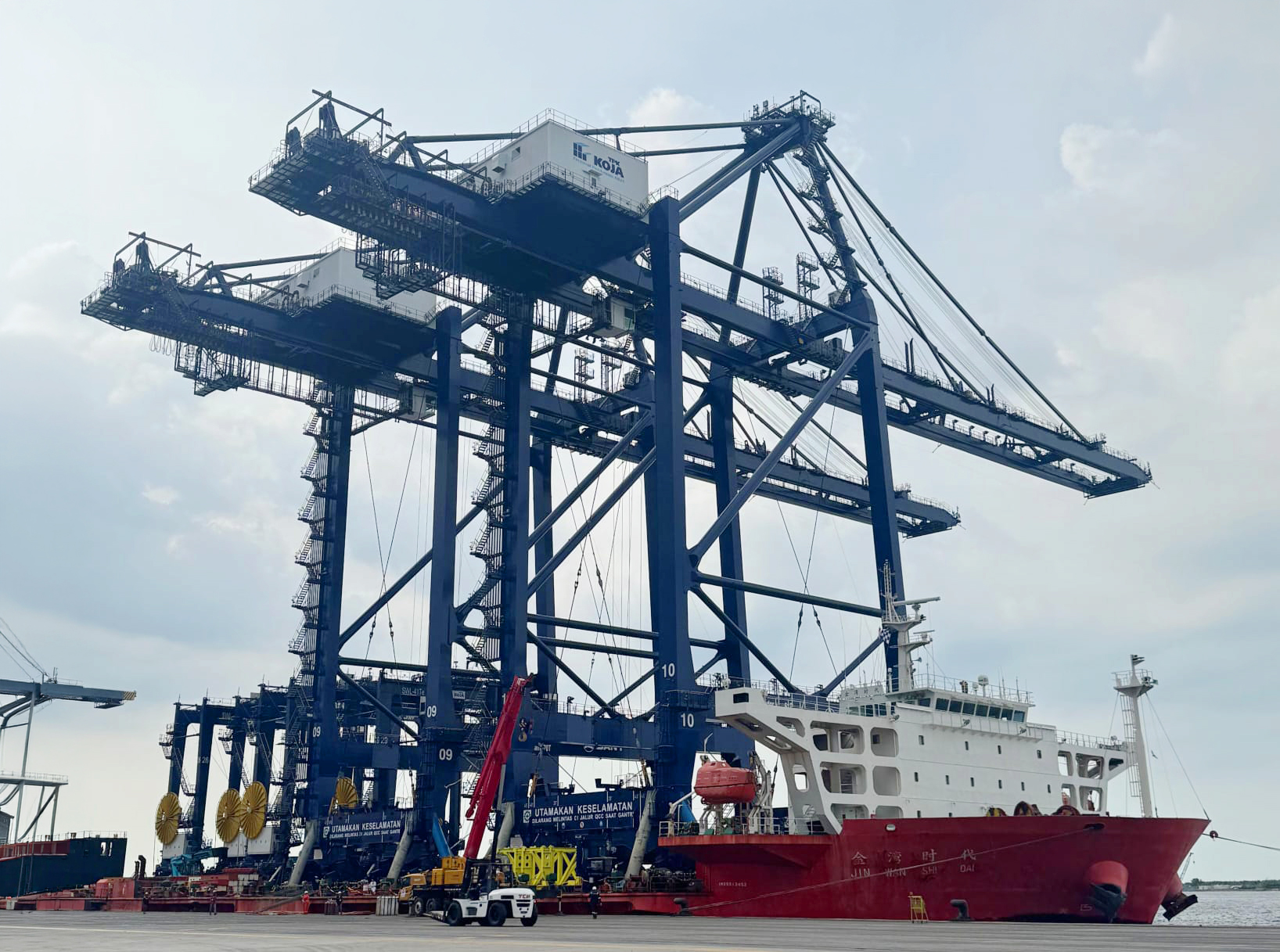 Pelindo Datangkan Alat Bongkar Muat Baru,  Tingkatkan Layanan Terminal Peti Kemas