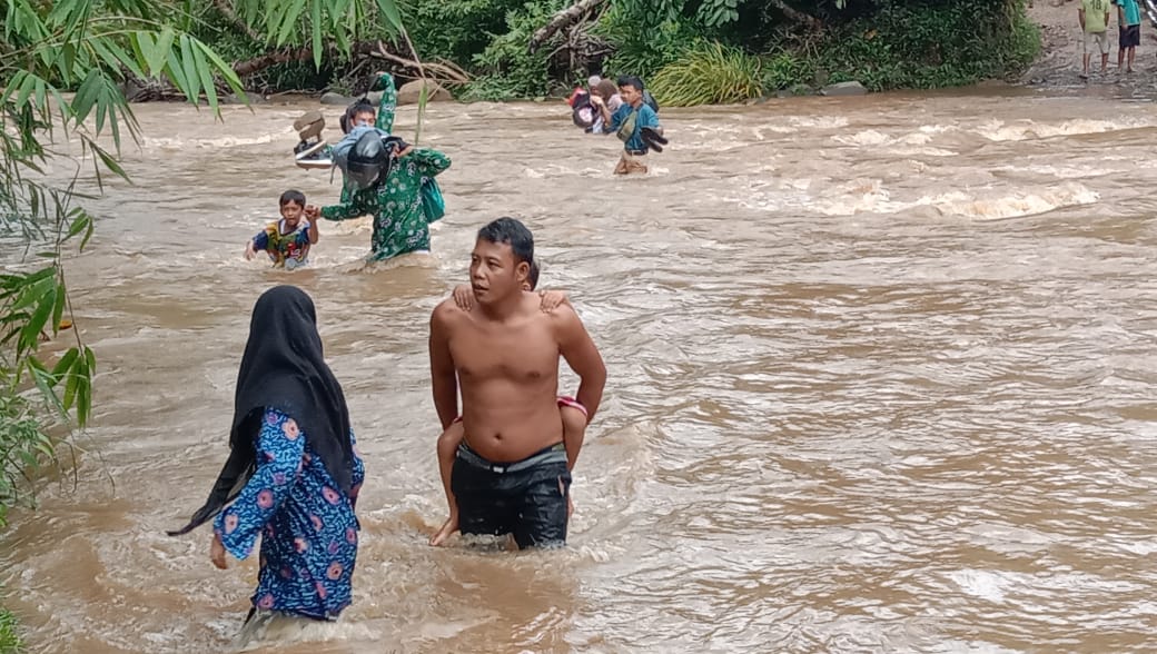  Miris Hati Ini, Melihat Perjuangan Pelajar Desa Simpang Seluma, Sebrangi Sungai Demi Sekolah