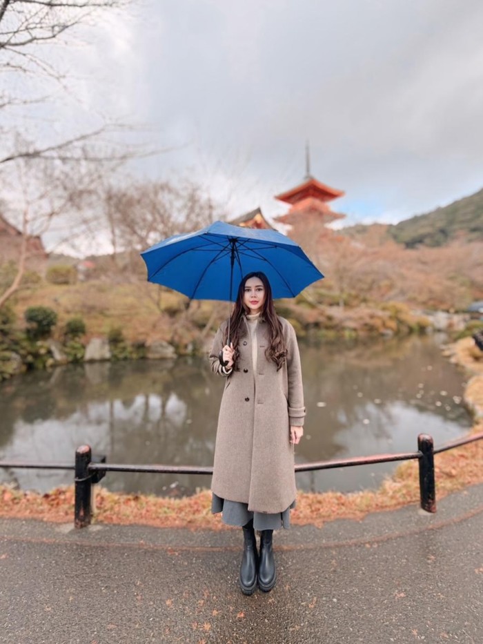 Lagi Viral,  Aura Kasih Unggah Foto Liburan di Jepang