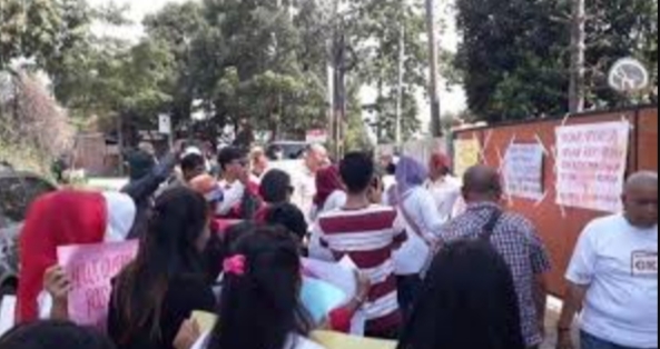 Dugaan Penghinaan Terhadap Presiden Jokowi, Massa Lempari Rumah Rocky Gerung dengan Telur Busuk