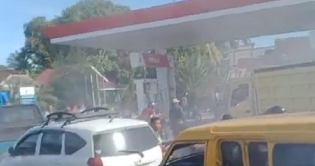   Antrean BBM Ricuh di SPBU Tais, Mobil Carry Nyaris Terbakar 