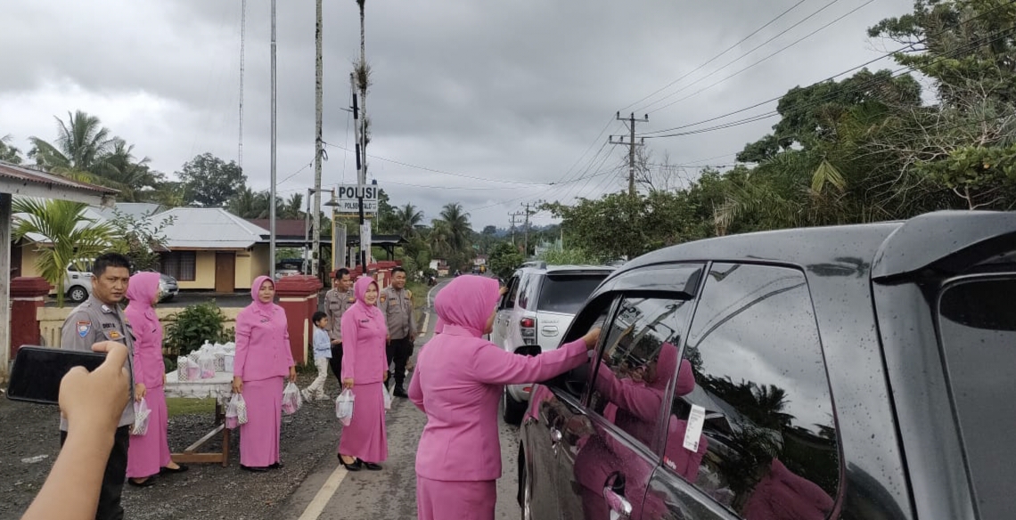 Polsek Talo, Membagikan Takjil di Jalan Raya untuk Masyarakat Penggunan Jalan, Mengimbau Patuhi Lalulintas