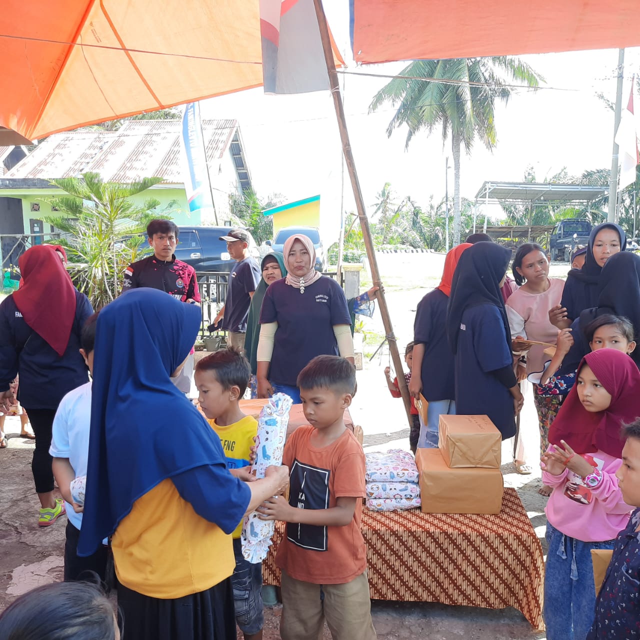 PT Faminglevto Bagikan Hadiah di Puncak HUT RI ke 77 di Desa Pasar Seluma dan Pasar Ngalam