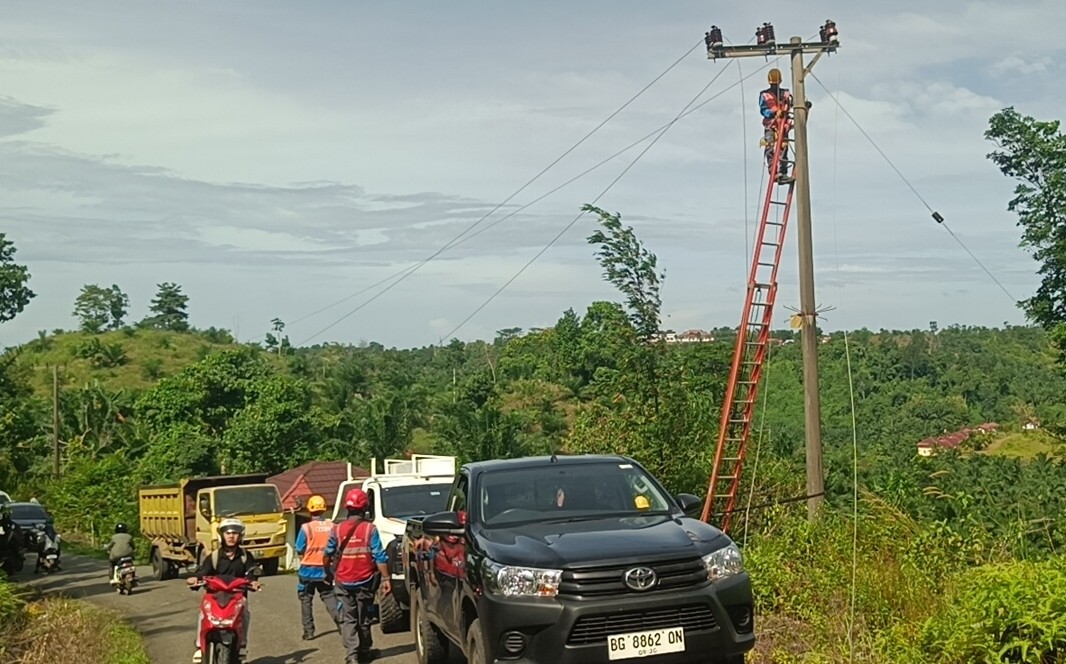  Truk Fuso Tersangkut Kabel Hingga Tiang PLN Patah di Seluma, Akibatkan Macet Panjang