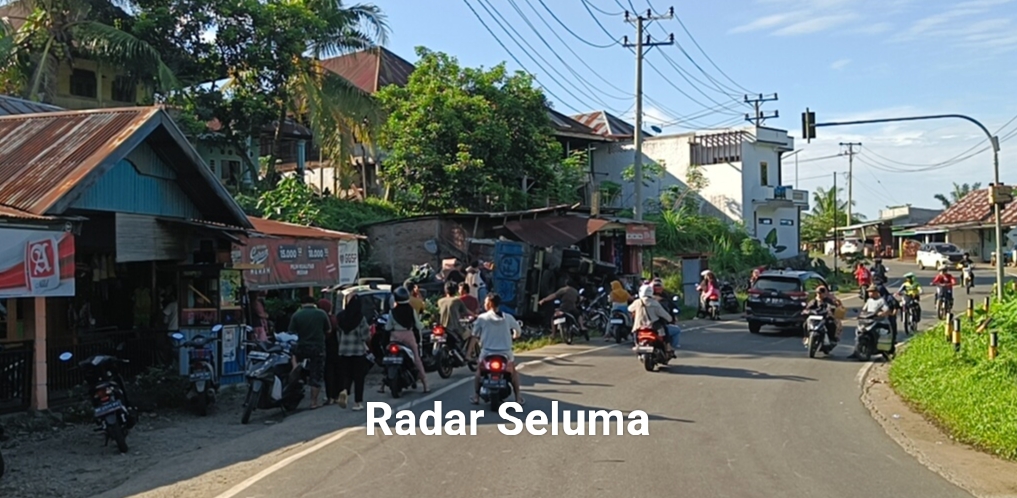 Diduga Rem Blong, Truk Muatan Material Hantam Mobil Dan Ruko Warga Seluma