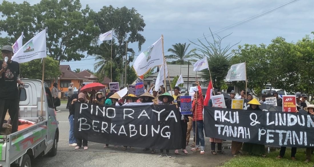 Demo ke Kantor Bupati Soal Konflik dengan PT.ABS, Petani Pino Raya Minta Kepastian 