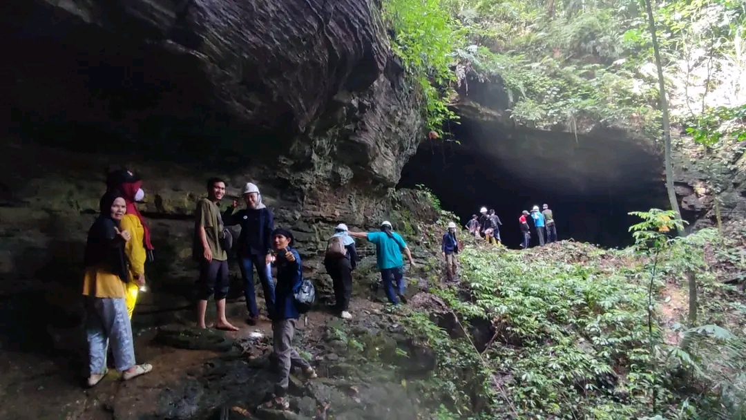 Pesona Keindahan Alam Wisata Goa Suruman Bengkulu Selatan