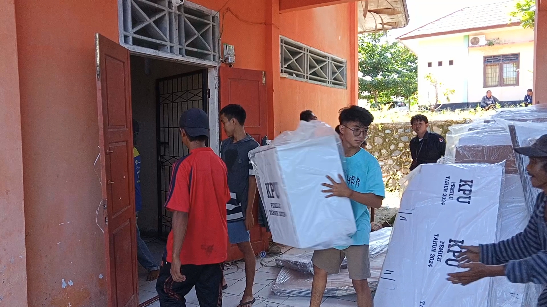 KPU Seluma Mulai Distribusikan Logistik Pemilu ke 6 Kecamatan di Seluma
