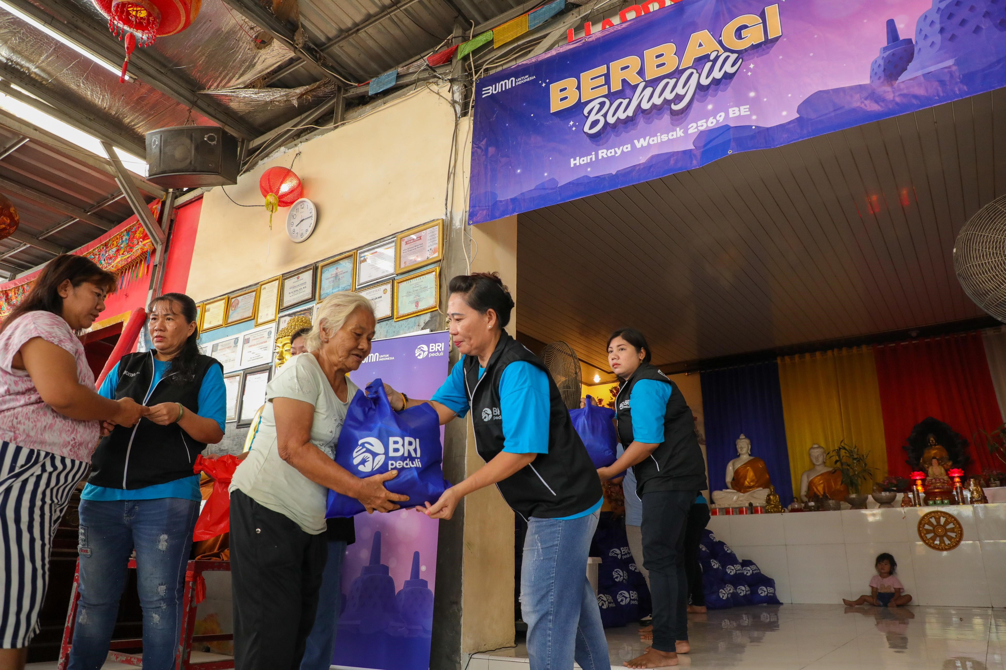 Peringati Hari Raya Waisak 12 Mei 2025, BRI Peduli Salurkan Bantuan Sembako Bagi Ribuan Umat Buddha