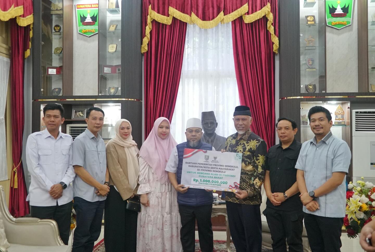 Gubernur Bengkulu Bersama Walikota dan Bupati, Serahkan Bantuan 1 Miliar ke Sumbar