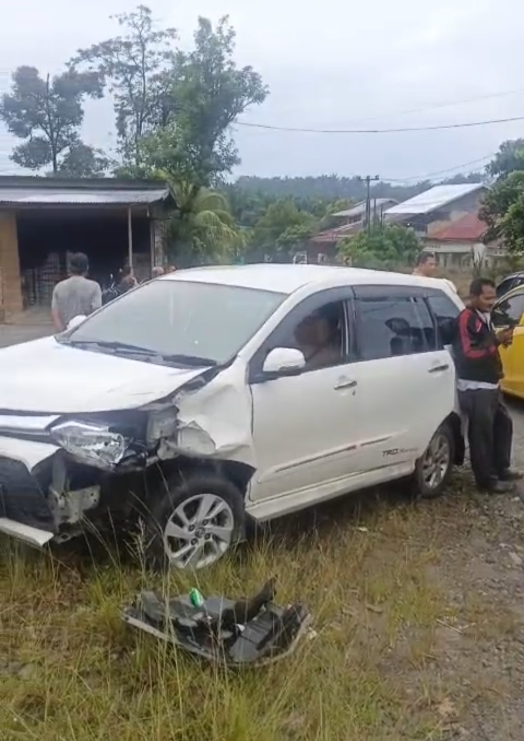 Tabrakan Dua Mobil di Depan Pabrik CPO Desa Tumbuan Seluma, Dua Sopir Selamat