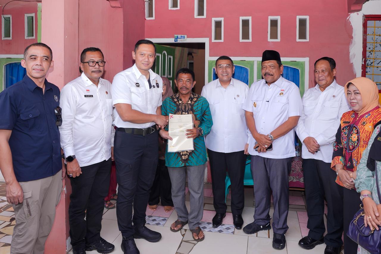 Menko AHY Serahkan Sertipikat Tanah untuk Rakyat di Bengkulu