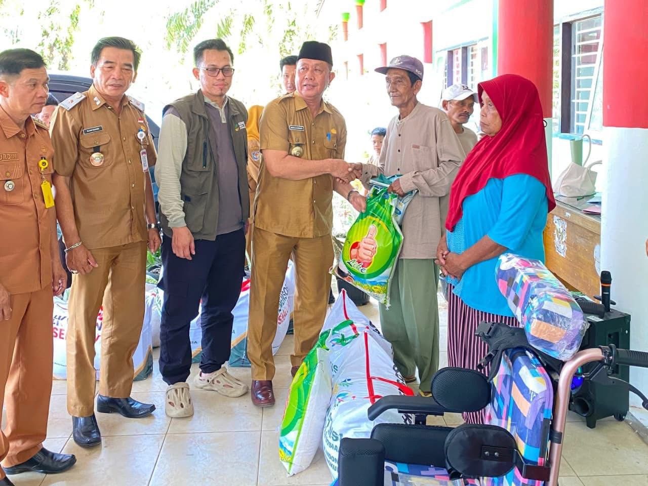 Pemkab Seluma Salurkan Bantuan Atensi Kemensos kepada 74 KPM