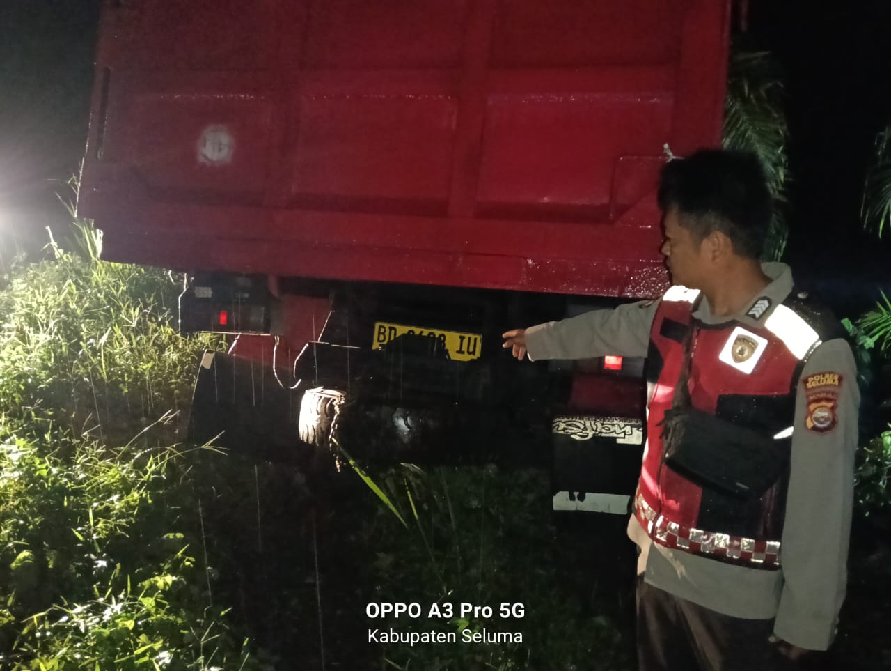 Hindari Motor, Truk Dina Alami Laka Tunggal Masuk ke Siring di Desa Bunut Tinggi 