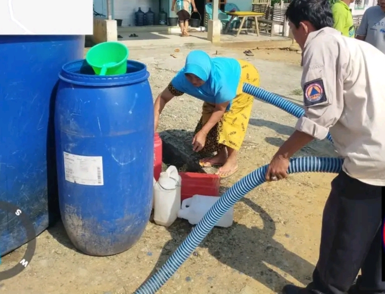  BPBD Bengkulu Selatan Bagikan Air Bersih ke Warga Kesulitan Air