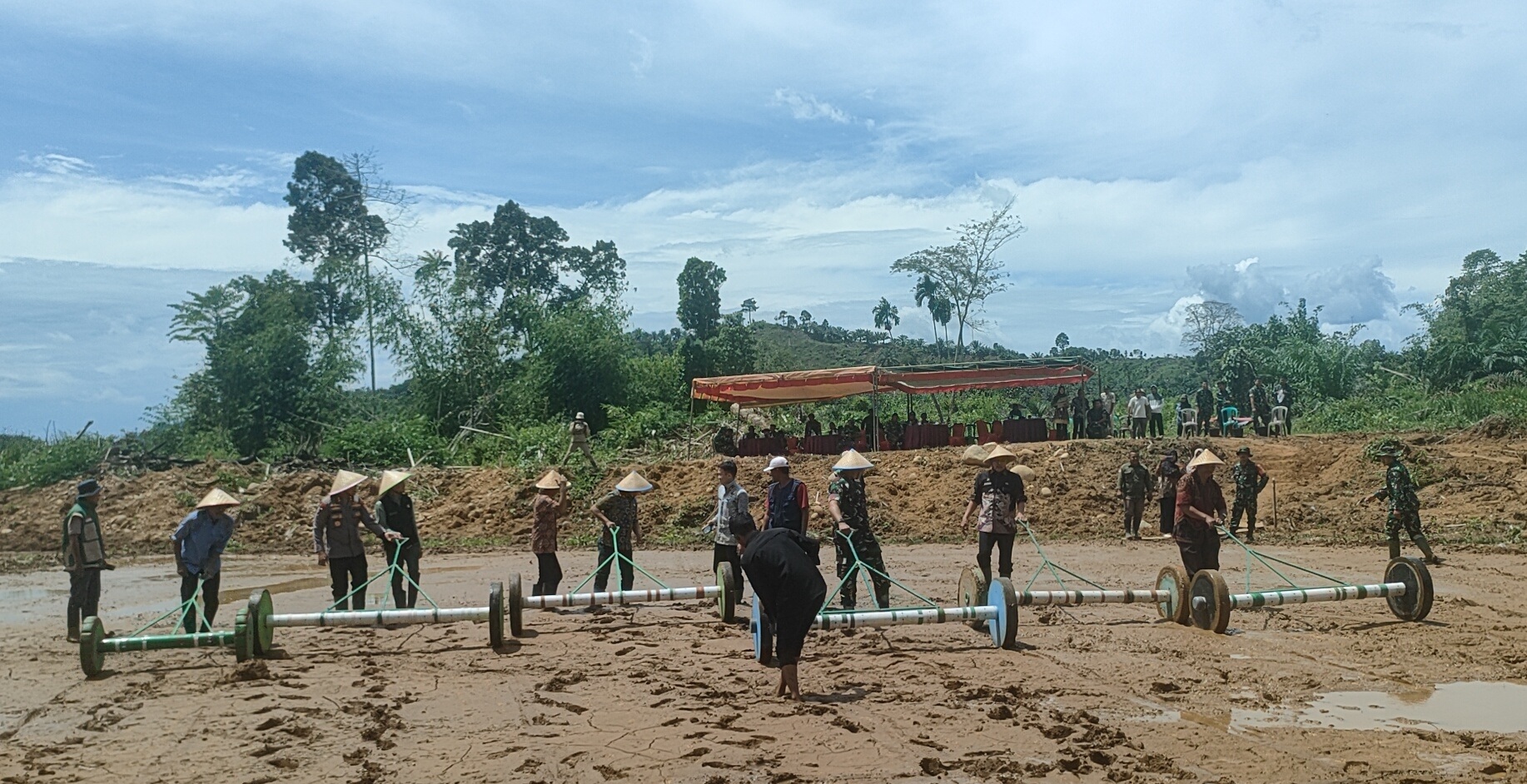  Kodim 0425/Seluma Tanam Padi Perdana di Sawah yang Dicetak Baru di Desa Air Keruh