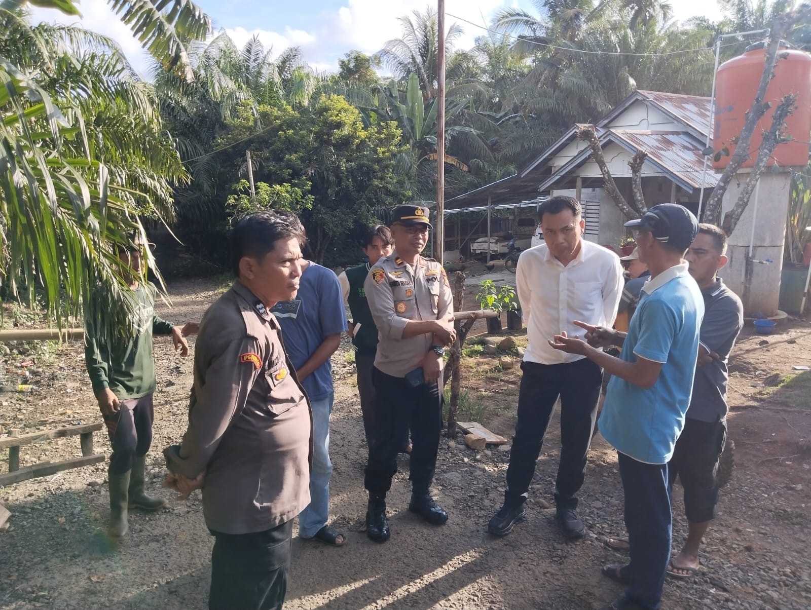    Konflik, Jalan Sentra Tani di Tanjung Seluai Diblokir Sekelompok Warga