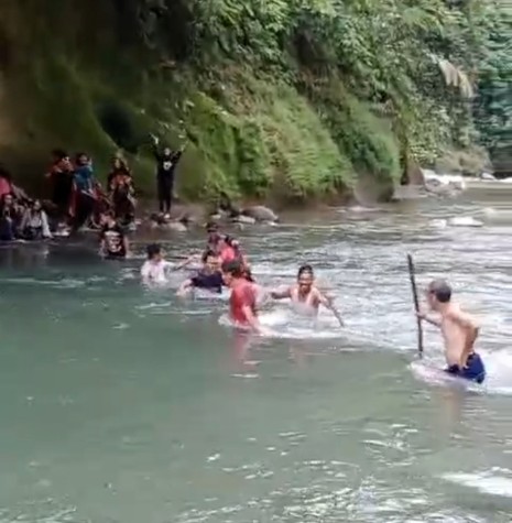 Jembatan Putus Sejak 2020, Warga Desa Sekalak Nekat Seberangi Sungai Air Pelubang