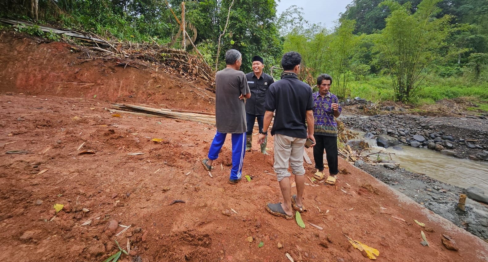 Reses Pulang Kampung, Nofi Realisasikan Usulan Bangun Jembatan