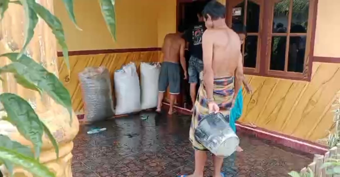 Ditinggal Sholat Jumat, Rumah Warga Talang Giring Seluma Nyaris Ludes Terbakar