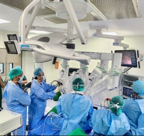 Pertama di Siloam Digestive Summit 2025, Operasi Batu Empedu Robotik Pertama dengan Da Vinci Xi Disiarkan Lang